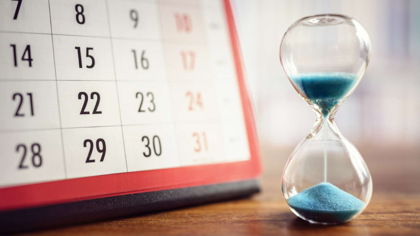 Hour glass and calendar concept for time slipping away for important appointment date, schedule and deadline (Hour glass and calendar concept for time slipping away for important appointment date, schedule and deadline, ASCII, 109 components, 109 byte